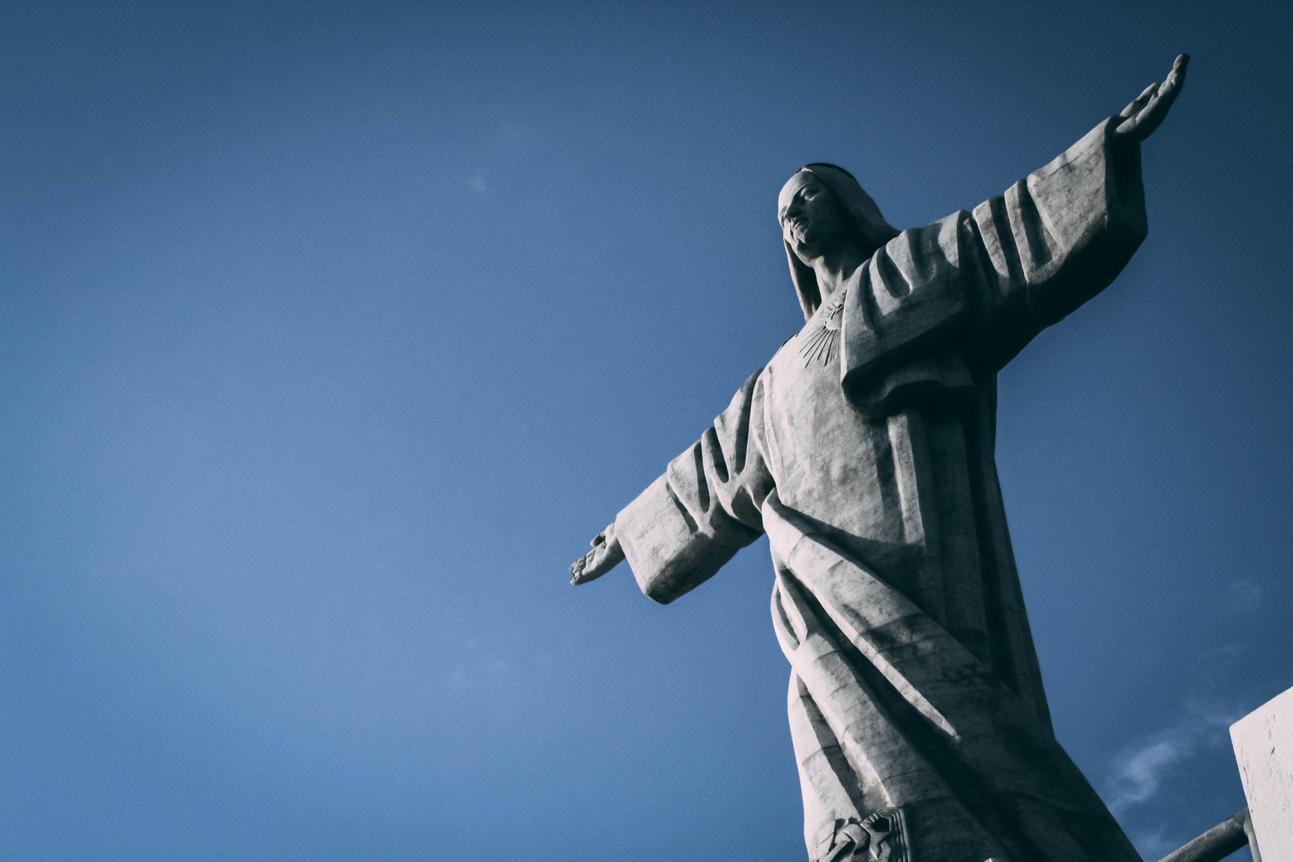statue of jesus spreads arms